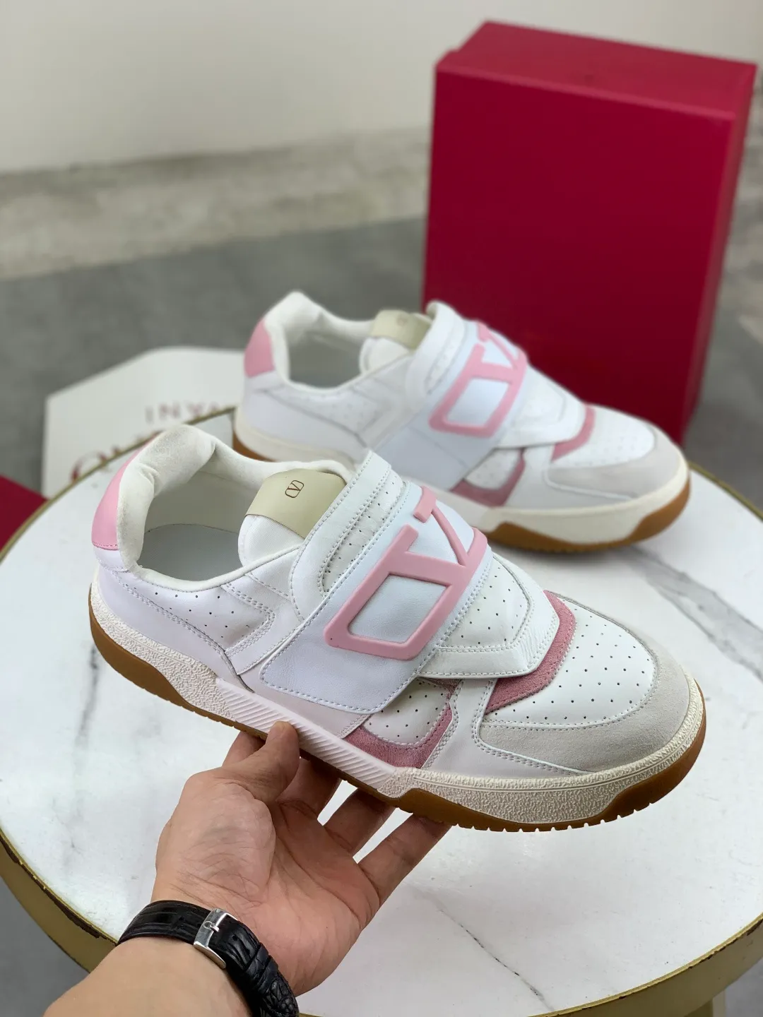 Men's men's shoes 💰P680 New Valentino 𝑶𝒏𝒆𝑺𝒕𝒖𝒅 Couple's sports shoes series Valentino 2025 new couple's sports shoes are on sale. The original ZP purchase and dismantling. Repeated pattern making and modification. 1:1 restoration! Top luxury masterpiece Velcro design Soft and comfortable imported calfskin brings excellent elegant texture and excellent on-foot comfort Top purchasing version upper: imported calfskin surface/original oil edge craftsmanship Lining: water-dyed sheepskin lining Outsole: original development 𝐓𝐏𝐔 two-color combination outsole Packaging: original configuration complete package Code number: 35-46